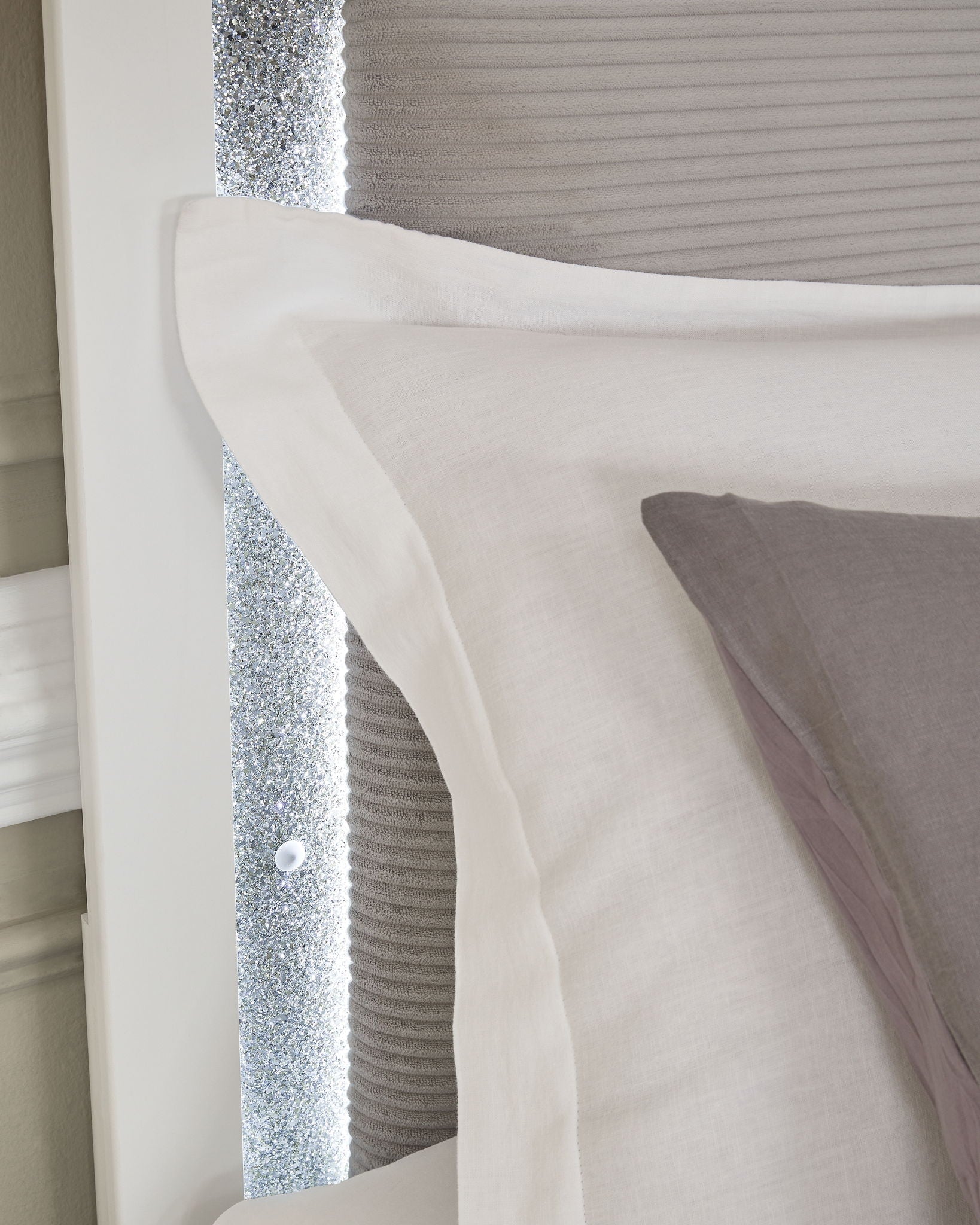 Maeling - King Upholstered Panel Bed - White